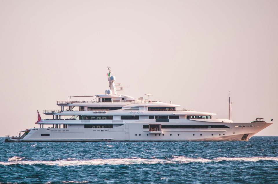 crucero blanco en el mar bajo un cielo gris