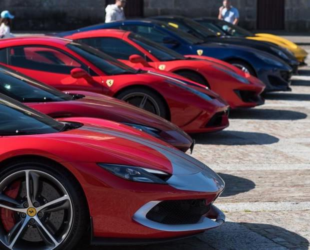 Ferraris en exhibición coloridos