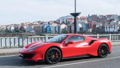 Ferrari roja junto al mar
