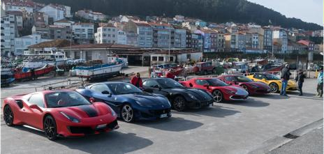 Autos deportivos en el muelle
